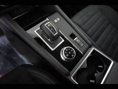 Used 2025 Mitsubishi Outlander SE image 18