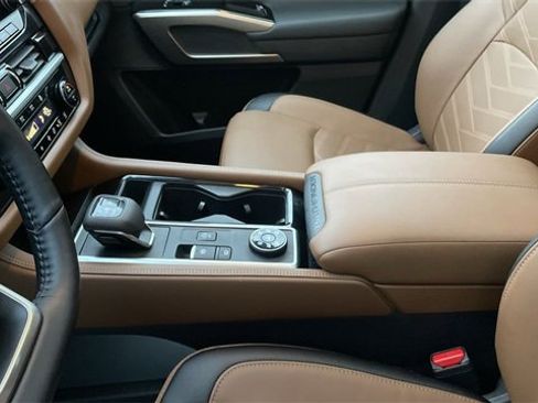 Used 2025 Nissan Pathfinder Platinum image 21