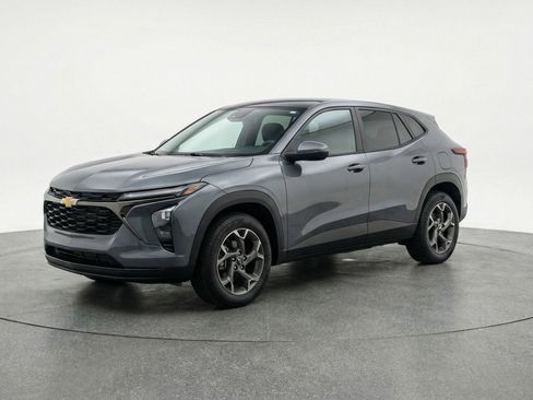 Used 2025 Chevrolet Trax LT FWD image 3