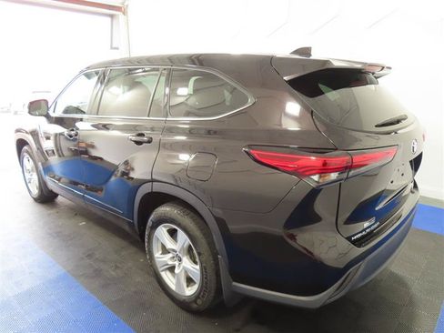 Used 2021 Toyota Highlander LE AWD/4WD image 6