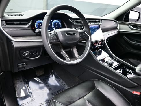 Used 2023 Jeep Grand Cherokee Limited image 13