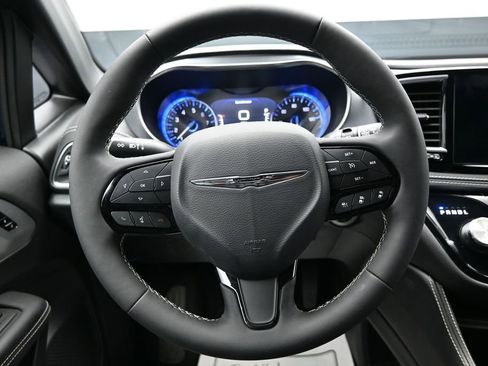 Used 2025 Chrysler Pacifica Limited FWD image 14