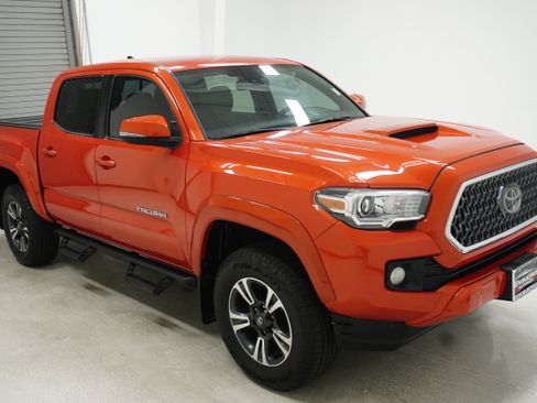 Used 2018 Toyota Tacoma TRD Sport w/ Technology Package RWD image 3