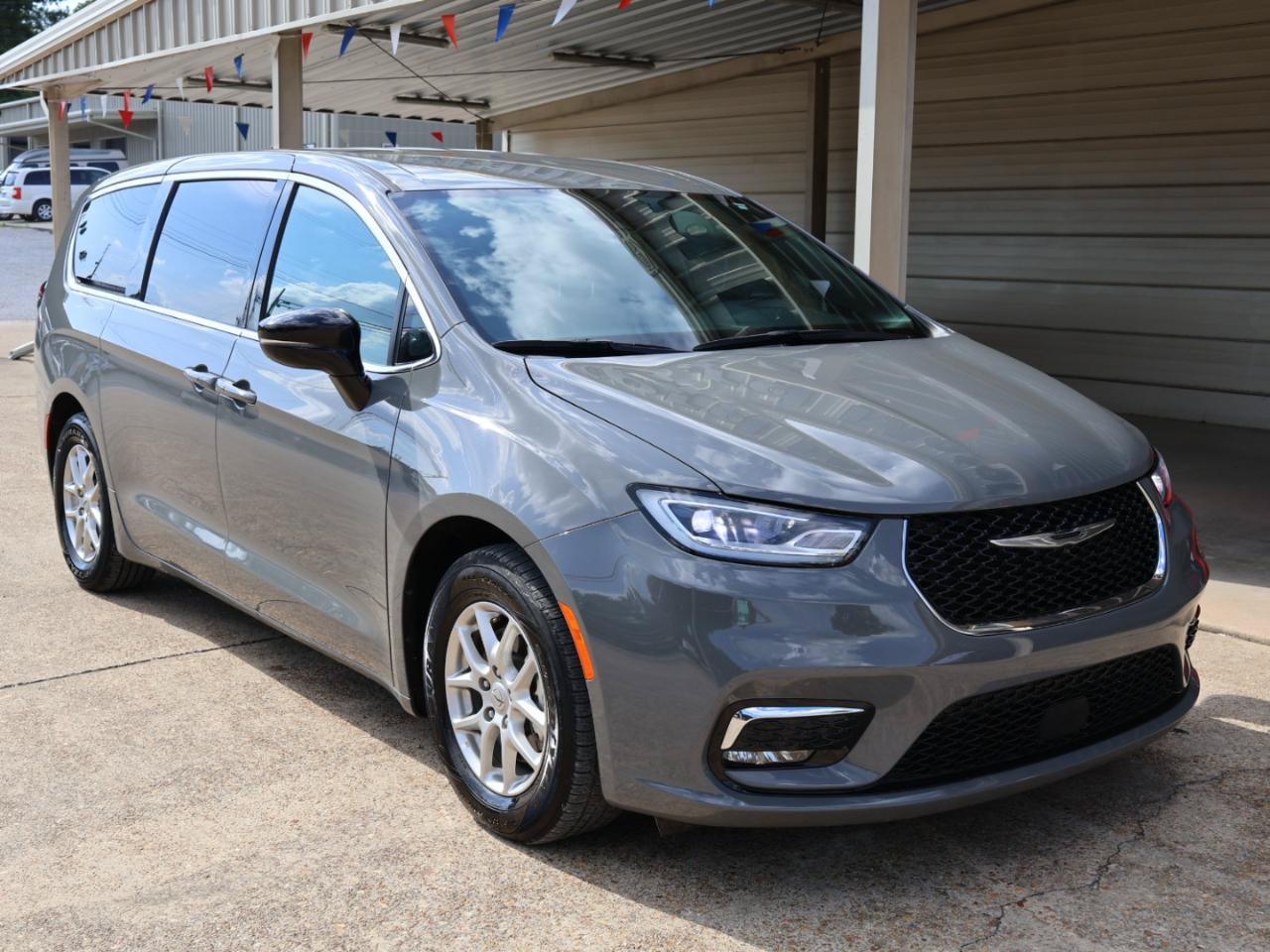 Used 2023 Chrysler Pacifica Touring-L FWD image 5