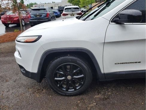 Used 2018 Jeep Cherokee Latitude FWD image 8