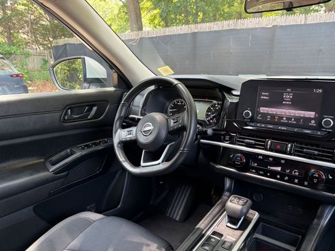 Used 2025 Nissan Pathfinder SV FWD image 37