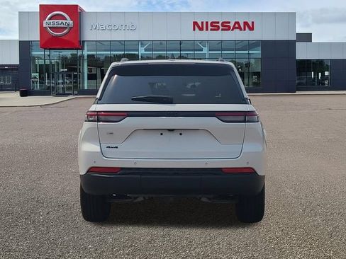 Used 2025 Jeep Grand Cherokee Altitude AWD/4WD image 6