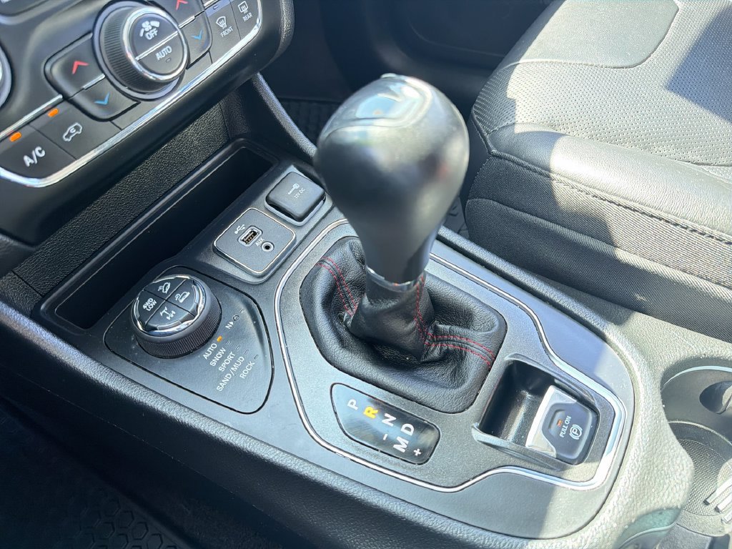 Certified 2019 Jeep Cherokee Trailhawk AWD/4WD image 23