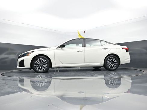 Used 2025 Nissan Altima 2.5 SV FWD image 45