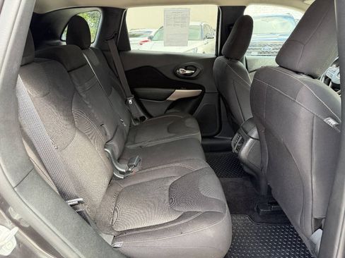 Used 2017 Jeep Cherokee Latitude w/ Safety/Convenience Group AWD/4WD image 13