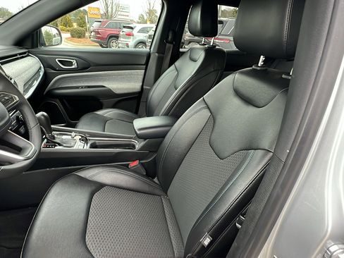 Used 2024 Jeep Compass Latitude image 17