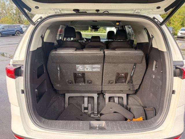 Used 2024 Kia Carnival EX FWD image 18