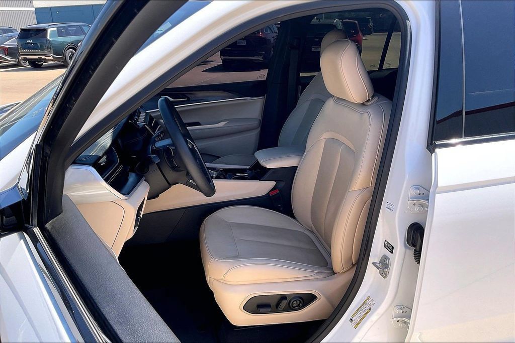 Used 2023 Jeep Grand Cherokee Limited w/ Black Appearance Package RWD image 25