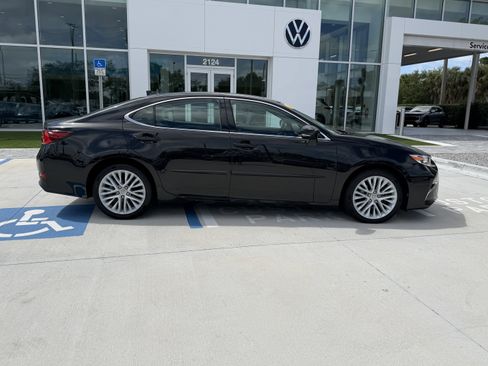 Used 2016 Lexus ES 350 w/ Luxury Package w/Wood Trim image 2