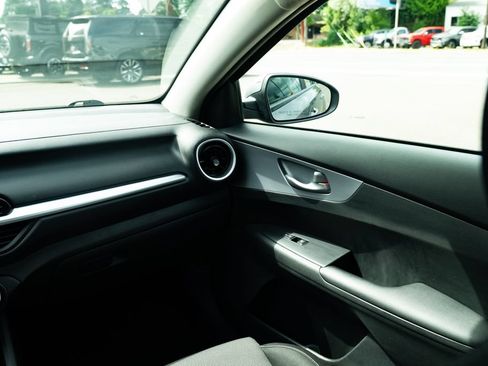 Used 2022 Kia Forte LXS FWD image 9
