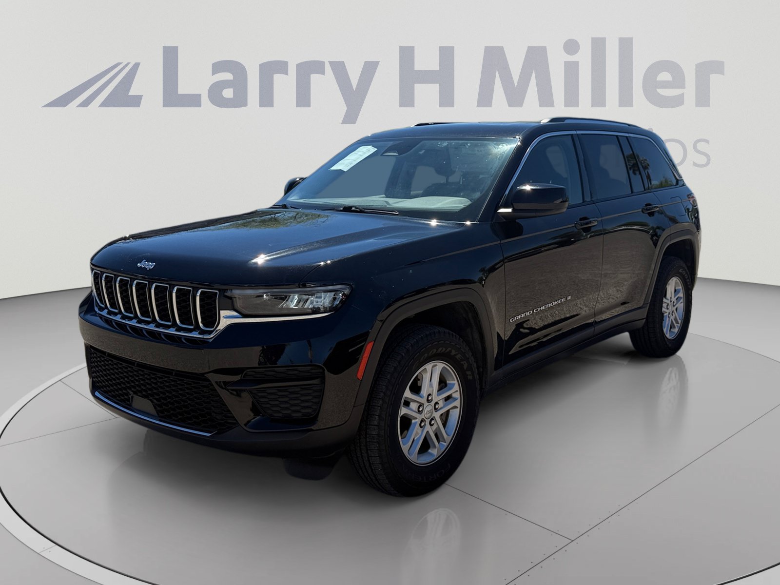 Used 2023 Jeep Grand Cherokee Laredo w/ Trailer Tow Prep Group (B) AWD/4WD image 1
