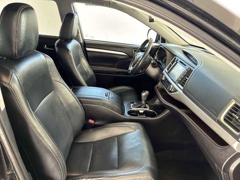 Used 2019 Toyota Highlander XLE image 26