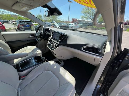 Used 2021 Chrysler Pacifica Touring-L w/ Premium & Safety Sphere Group AWD/4WD image 26