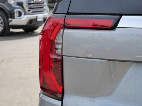 Used 2025 GMC Yukon Denali w/ Sun & Power Step Package AWD/4WD image 11