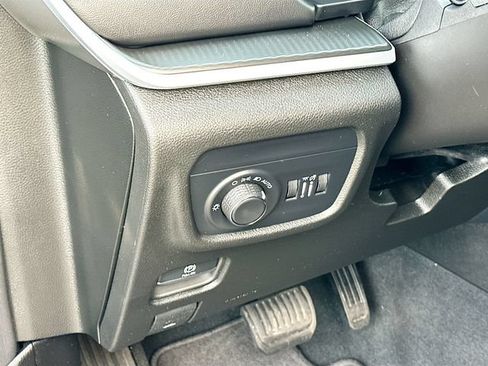 Used 2025 Jeep Grand Cherokee Altitude RWD image 11