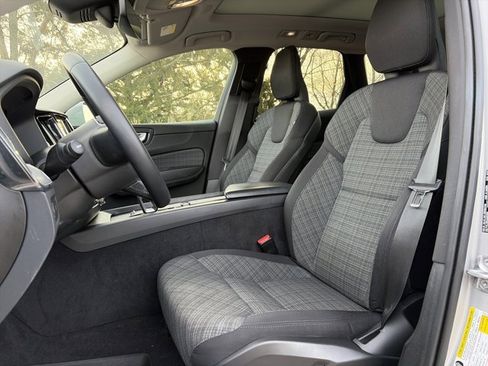 Used 2022 Volvo XC60 B5 Momentum image 16