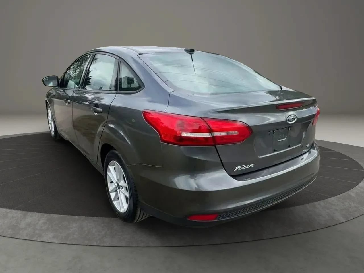 Used 2018 Ford Focus SE FWD image 4