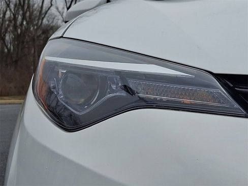 Certified 2017 Toyota Corolla LE image 9