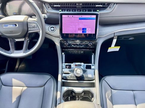 New 2025 Jeep Grand Cherokee Limited w/ Black Appearance Package image 11