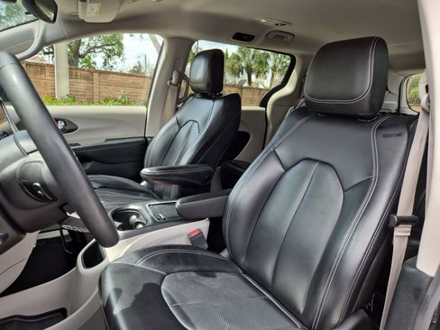 Used 2023 Chrysler Pacifica Touring-L image 20