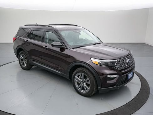 Certified 2022 Ford Explorer XLT w/ Equipment Group 202A AWD/4WD image 3