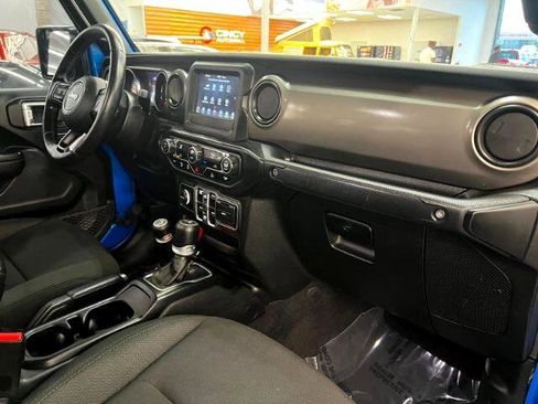 Used 2021 Jeep Gladiator Sport image 11