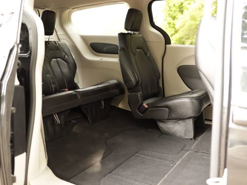 Used 2023 Chrysler Pacifica Touring-L FWD image 34