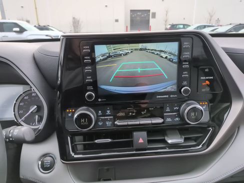Used 2022 Toyota Highlander XLE image 10