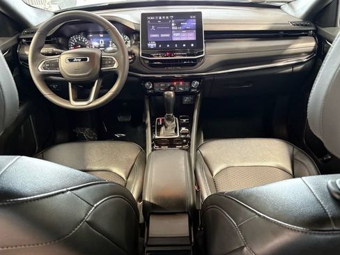 Used 2025 Jeep Compass Latitude w/ Convenience Group AWD/4WD image 21
