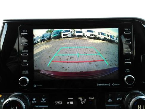 Used 2021 Toyota Highlander XLE image 10