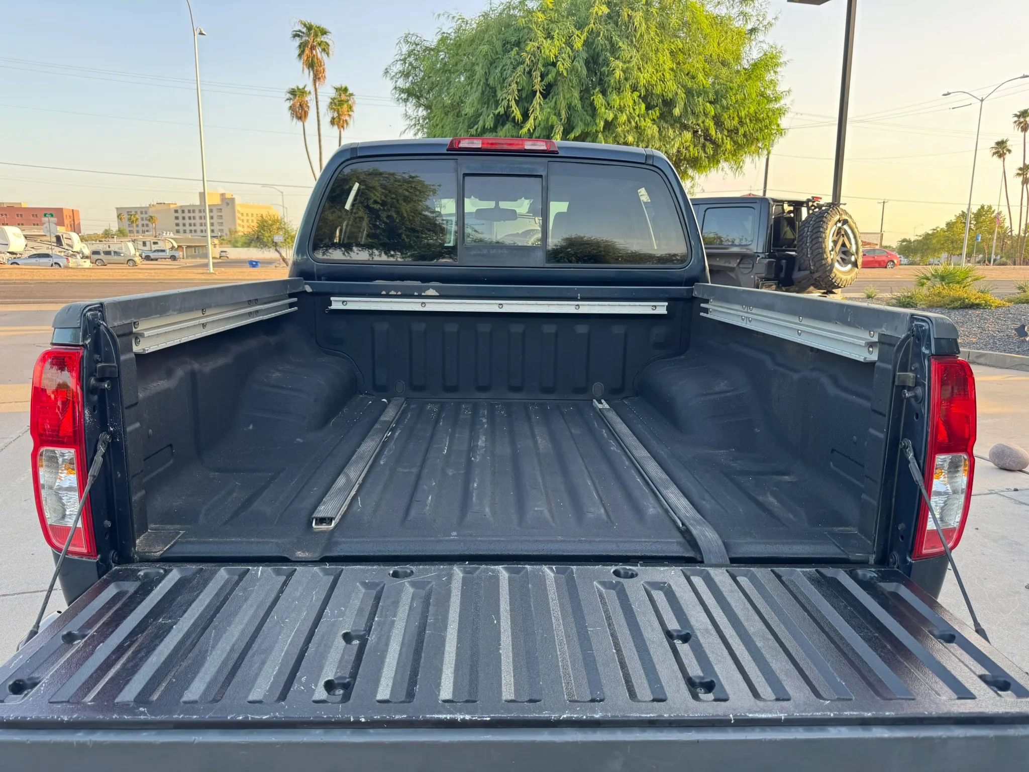 Used 2018 Nissan Frontier PRO-4X AWD/4WD image 35