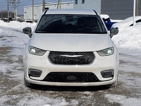 Used 2024 Chrysler Pacifica Touring-L image 3