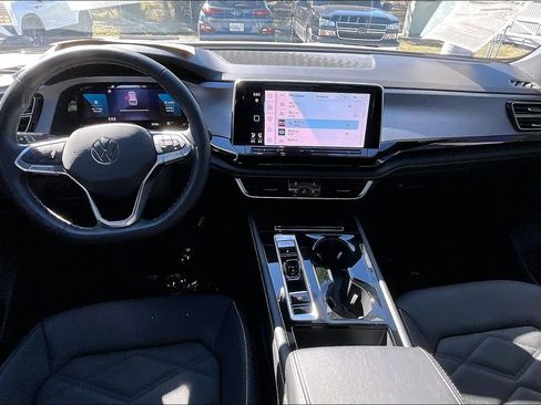 Certified 2024 Volkswagen Atlas Cross Sport SE image 3