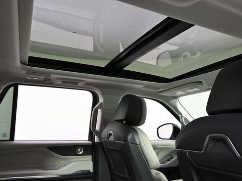 New 2026 Lincoln Navigator Reserve w/ Jet Appearance Package AWD/4WD image 16