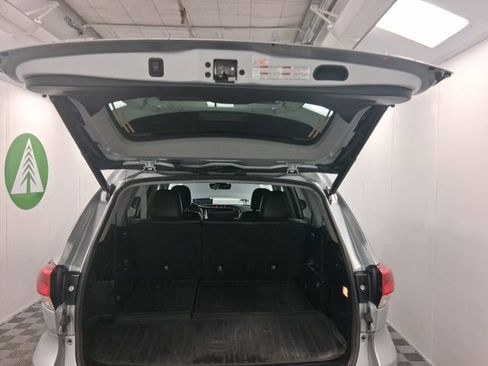 Used 2019 Toyota Highlander XLE w/ Carpet Mat Package (TMS) AWD/4WD image 25