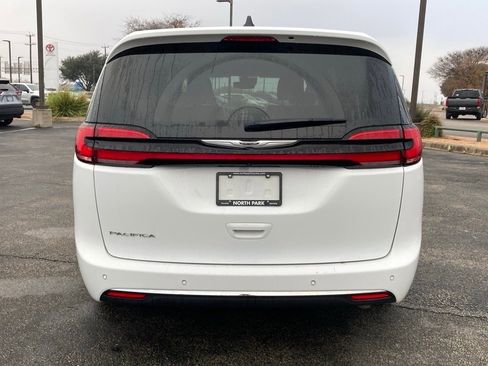 Used 2024 Chrysler Pacifica Touring-L image 6