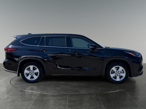 Used 2021 Toyota Highlander LE AWD/4WD image 10