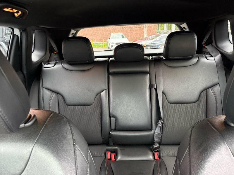 Used 2025 Jeep Compass Trailhawk AWD/4WD image 39