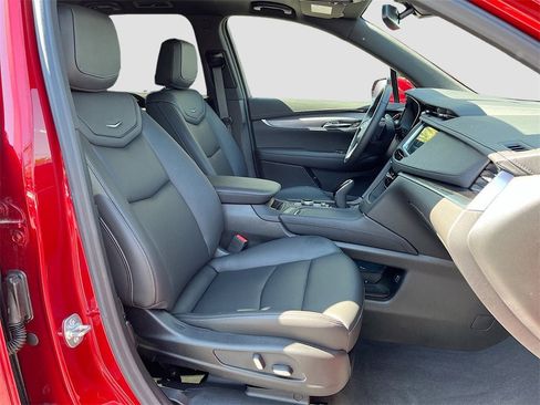 New 2025 Cadillac XT6 Luxury image 30