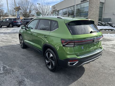 Certified 2025 Volkswagen Taos SE w/ Panoramic Sunroof Package image 4