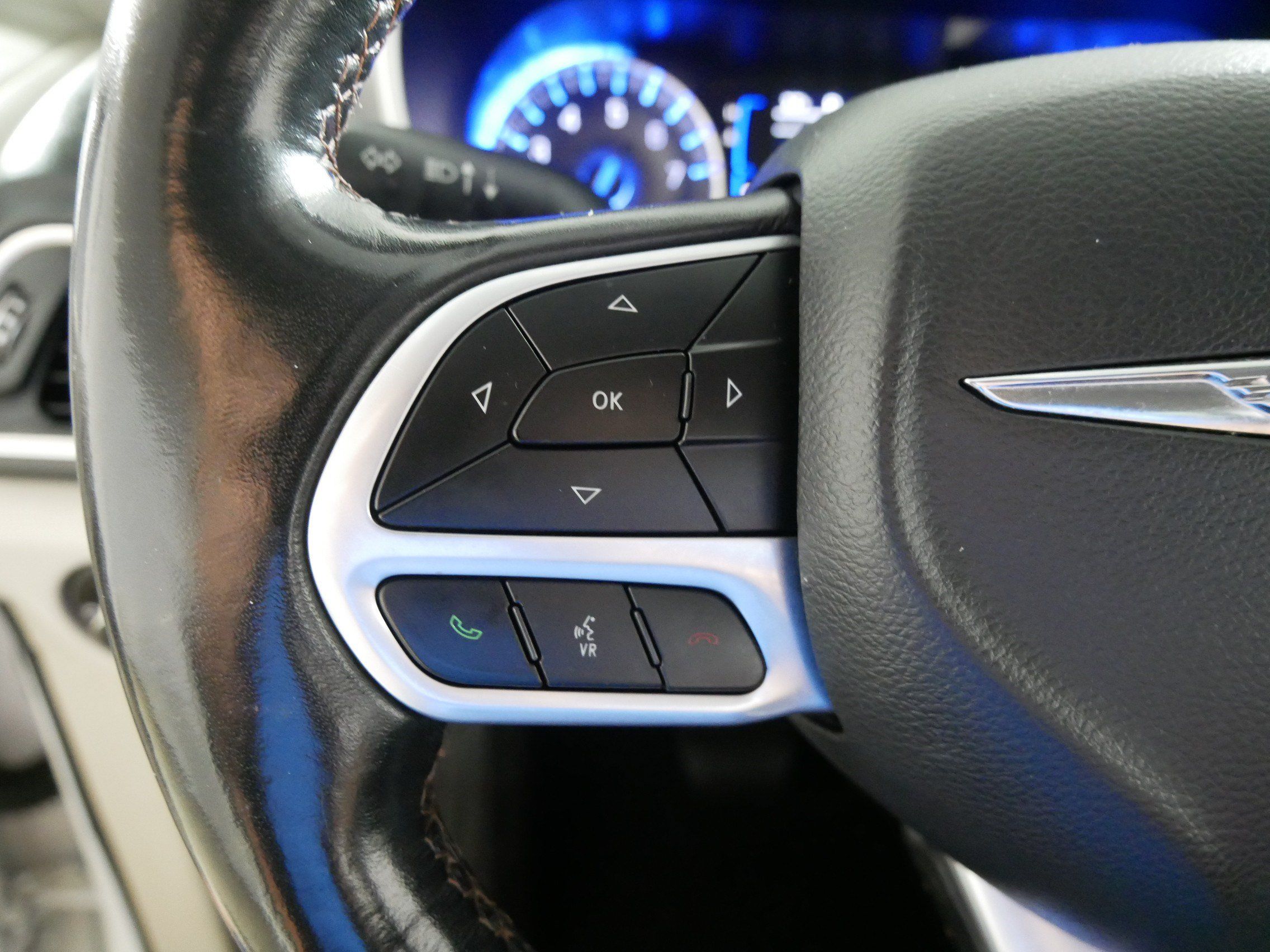 Used 2020 Chrysler Pacifica Touring-L w/ Tire & Wheel Group FWD image 27