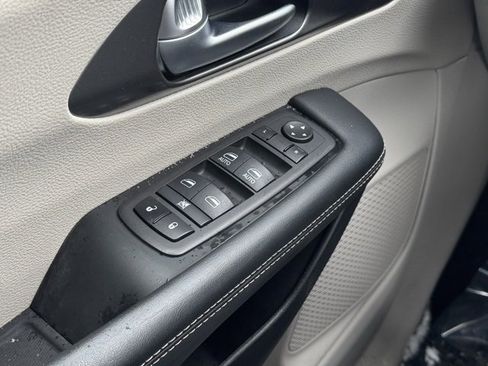 Used 2024 Chrysler Pacifica Touring-L image 31