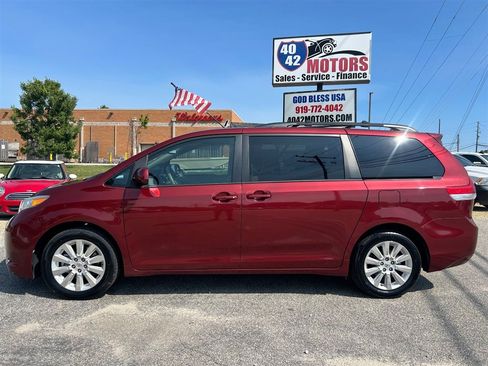 Used 2012 Toyota Sienna LE w/ Towing Pkg AWD/4WD image 2