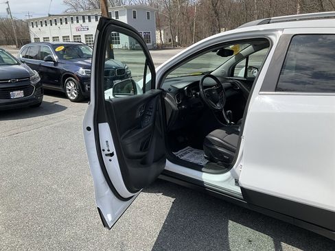 Used 2020 Chevrolet Trax LT w/ LT Convenience Package image 21