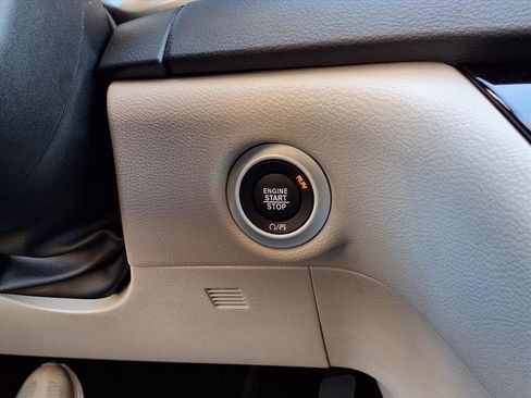 Used 2024 Chrysler Pacifica Touring-L image 15